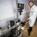 Un technicien tient une carotte de sédiment qu'il va placer sur un appareil d'analyse.