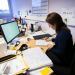 deux personnes travaillent à leur bureau