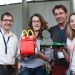 Deux organisateurs posent avec deux collégiennes et leurs robots.