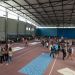 Un gymnase plein de monde.