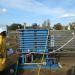 Chercheur équipé d'une combinaison de protection devant un pilote d'ultrafiltration.