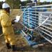 chercheur en combinaison devant le pilote d'ultrafiltration