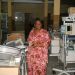La directrice de l'hôpital observe le matériel