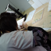 Une ouvrière examine des pièces de montre