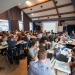 La salle Quemada du CLA pleine d'étudiants en train de travailler autour d'ordinateurs et de plans.
