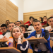 Des étudiants étrangers dans un amphithéâtre