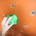 Gros plan sur les fixations SK'fix sur un mur d'escalade