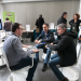 trois hommes en train de discuter sur des chaises node