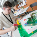 Un jeune homme prépare une maquette.