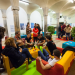 Des participants en salle de détente