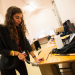 Une participante bricole au fablab