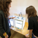 Deux participantes réalisent une impression 3D