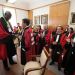 Jacques Bahi serre la main d'Abdou Diouf, l'assemblée en toge applaudit.