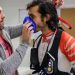 Un sportif que quelqu'un équipe avec un masque