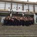 Les étudiants lancent leurs chapeaux en l'air devant l'IUT