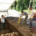 Plusieurs archéologues sur un site de fouilles