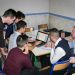 Un groupe d'étudiants en plein travail autour d'un ordinateur portable