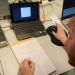 Un étudiant en plein travail devant son ordinateur portable