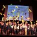Les diplômés jettant en l'air leur foulard