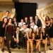 Photo de groupe lors du Gala de l'ASU FC avec des étudiants et des enseignants.