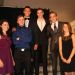 Des étudiants posent en tenue de gala sur un escalier.
