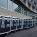 Les caisses contenant le matériel alignées contre le bâtiment