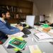 Deux doctorants installés à leur bureau.