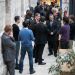De nombreuses personnes sous la verrière lors de la visite de l'ISTA.