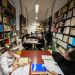 Petite bibliothèque avec des personnes au travail.