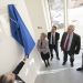 Jacques Bahi tire un rideau bleu pour dévoiler une plaque d'inauguration. En face : Marie-Guite Dufay et Jean-Louis Fousseret.