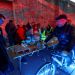 Un homme pédale sur un vélo en éclairant une série de leds.