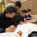 Quatre étudiants travaillant en groupe