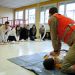 Démonstration de massage cardiaque.