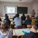 Salle de cours remplie de lycéens