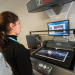 Une femme de dos devant un scanner