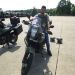 Un étudiant sur une moto de l'armée