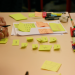 Un étudiant notant ses idées sur des post-it