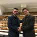Le gagnant de la 8ème édition du concours, Romuald Mosini (à gauche) sert la main du président de l'association Portalis, Maxime Berthet (à droite).