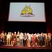 Un grand groupe de jeunes sportifs sur une estrade