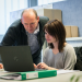 Fabrice Pillot et Marion Ganczarek devant un ordinateur portable.