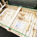 Une caisse en bois avec un plan et des cales en bois surajoutées.