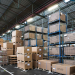 Un hangar dans lequel sont entreposés de nombreux cartons.