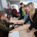 Des étudiants sur un stand de jeux