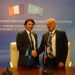 Deux hommes se serrent la main.