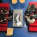 Quatre étudiants sur des banquettes vus du dessus.