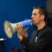 Etienne Galmiche tient un mégaphone