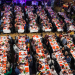Photo en plongée des tables de repas lors du Tour du monde en 80 plats