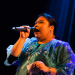 une femme en costume qui chante