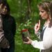 Geneviève Chiapusio explique quelque chose à un groupe d'étudiants en tenant un bocal rempli de terre.