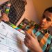 Abdelahim Ait Brahim tient un clap et donne des explications.